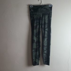 Old Navy Camo Elevate Leggings Size Medium (Petite)